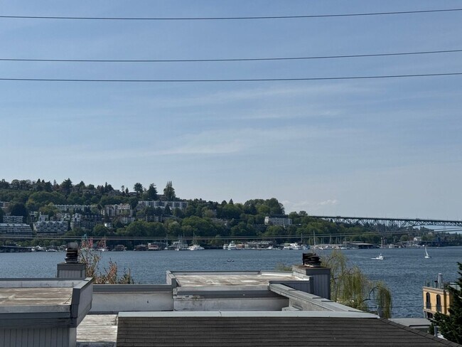 Foto del edificio - Modern 2 bed 2 bath townhome in Eastlake with panoramic view of Lake Union