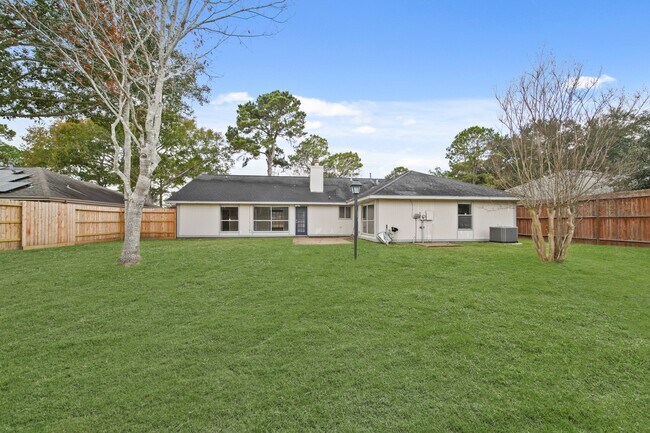 Foto del edificio - 7010 Pembrough Ln