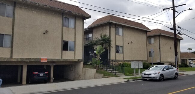 Foto del edificio - 17226 Grevillea Ave