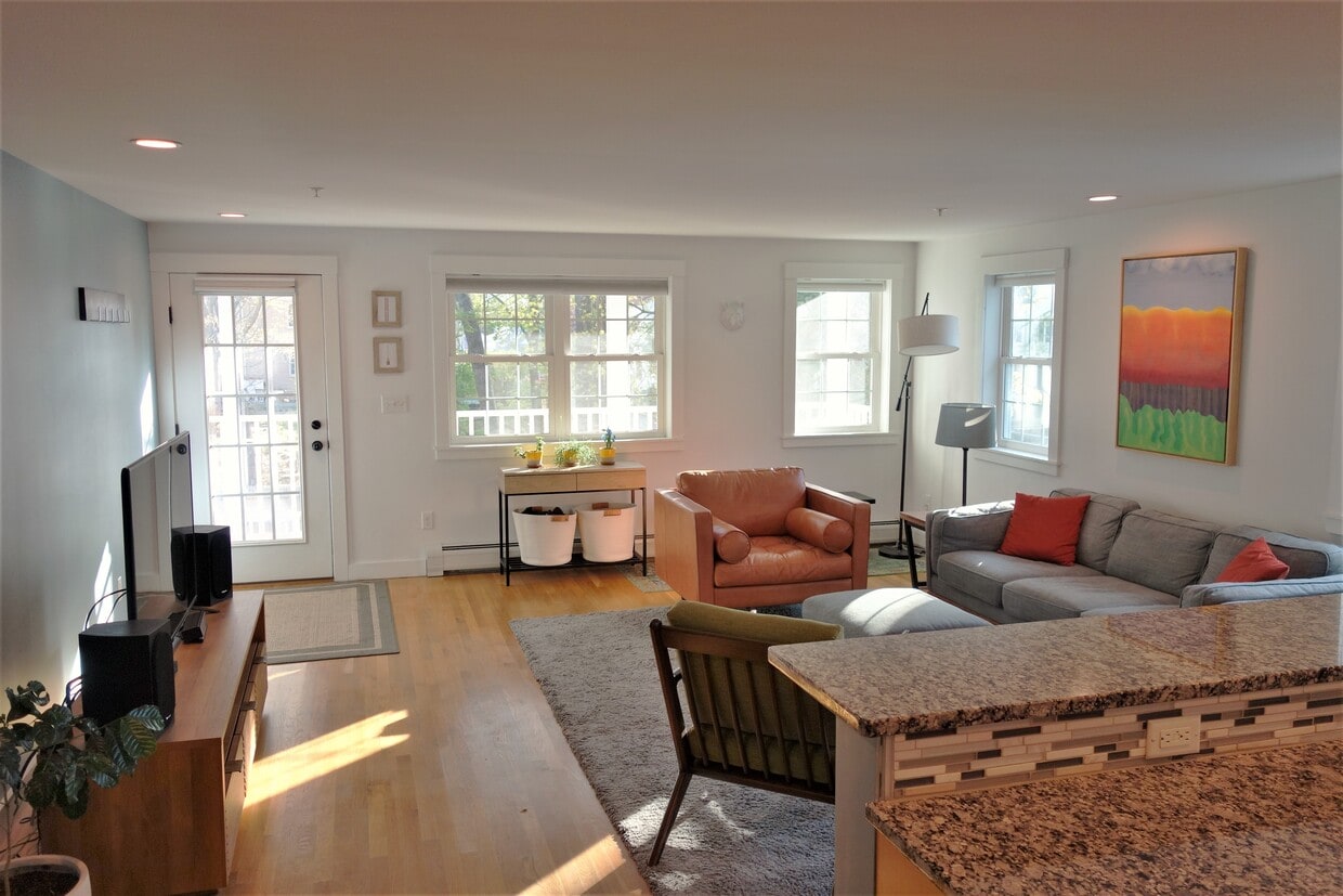 Primary Photo - 142 Cabot St