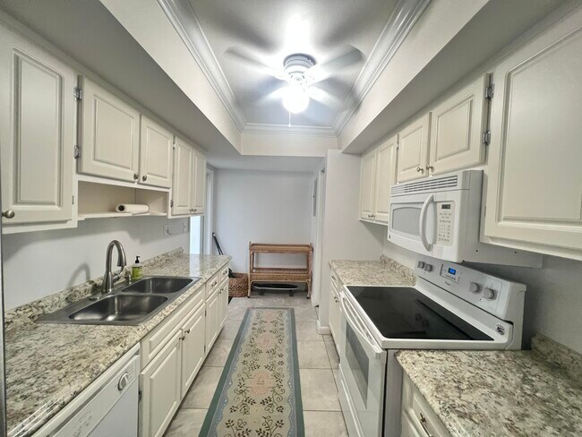 Building Photo - 60 Venetian Dr