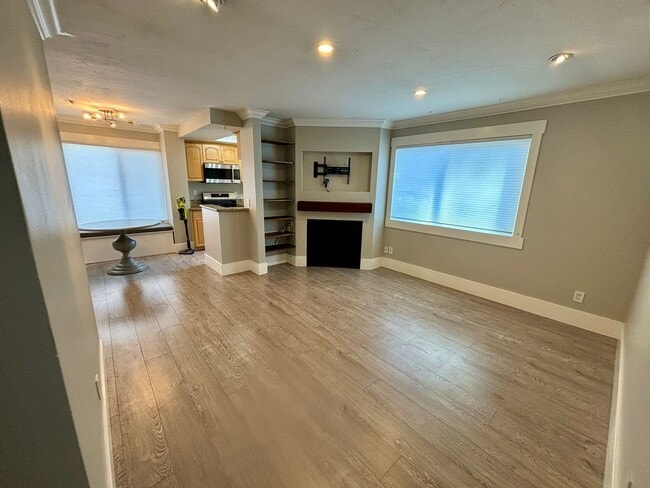 Building Photo - Beautiful 2 BD, 1.5 BA condo w/1 car detached garage for rent in University Heights!