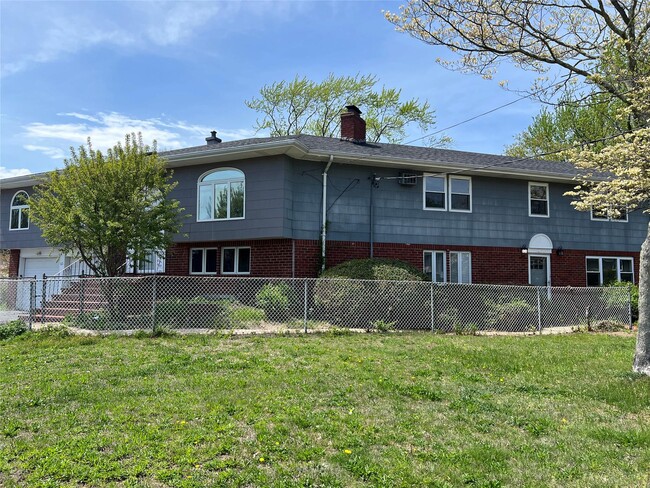 Building Photo - 82 Yale Ave