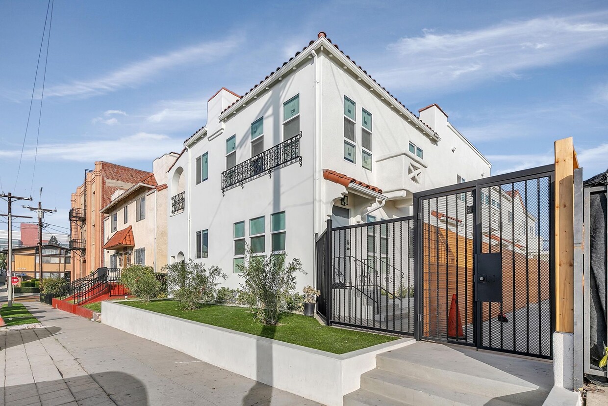 Building Photo - Step inside your beautifully remodeled oasis at 1174 N Madison Ave