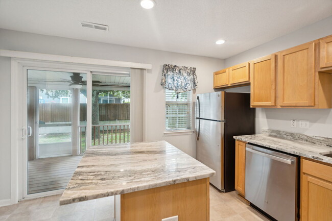 Building Photo - 511 Tayrn Dr