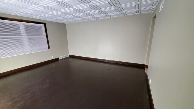 Living Room - 116 W Maes Ave
