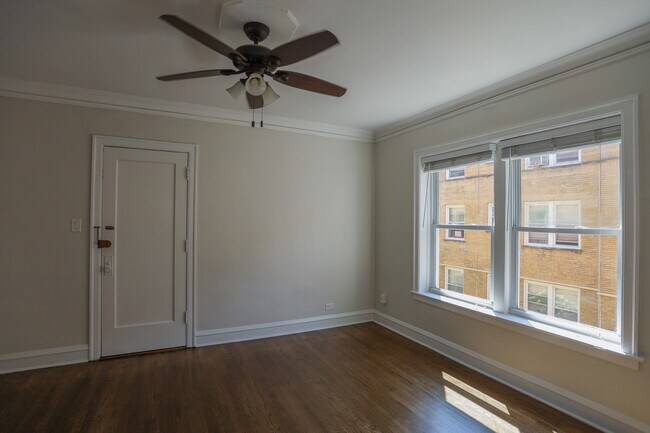 Foto del edificio - 5740 S Stony Island Ave