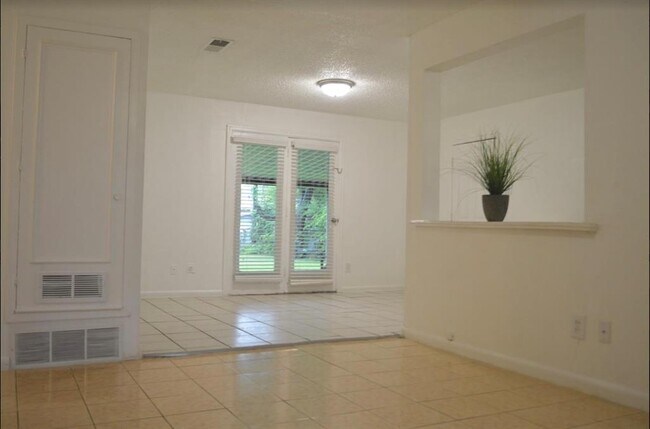 Building Photo - 2816 Ridgeway Dr