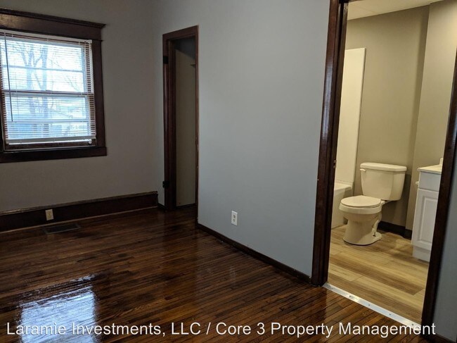 Building Photo - 704 N Oak St