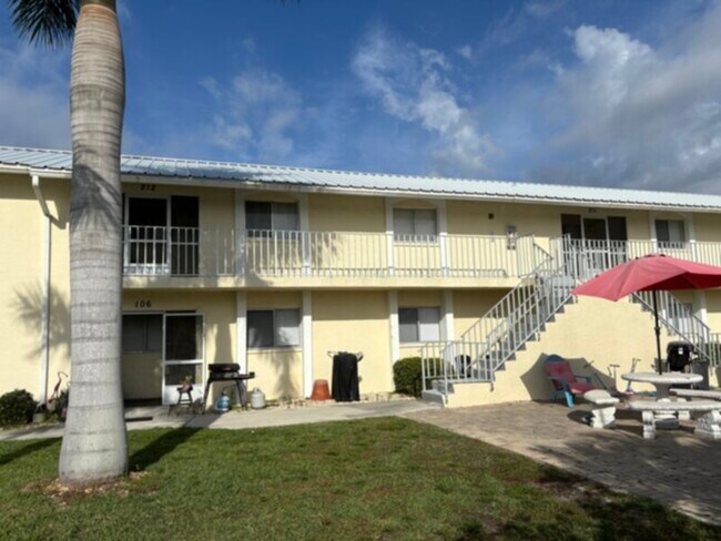 Foto del edificio - 2 Bedroom 2 bath Apartment- Convenient SW Cape Coral location!