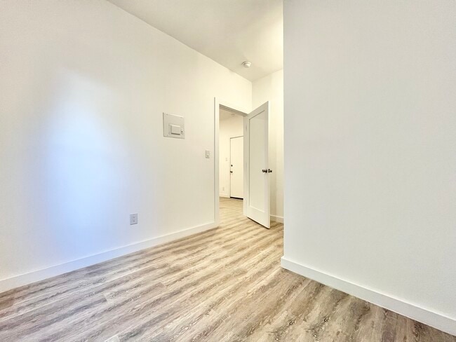 Building Photo - 1411 S Burlington Ave