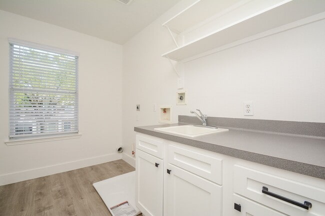 Foto del edificio - 9939 Farrell Dr