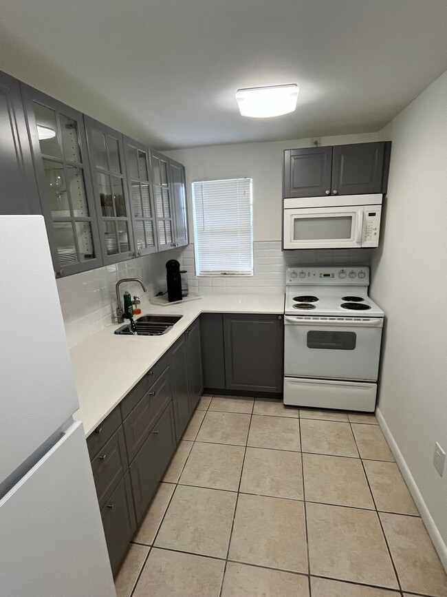 Building Photo - Spacious 1 Bedroom/1,5 Bathroom furnished ...
