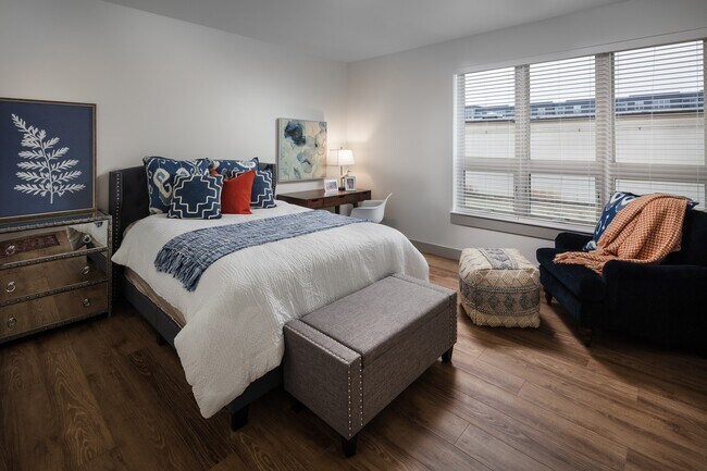 Pisos estilo madera en toda la propiedad - Mill District Apartments