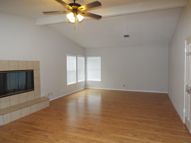 Building Photo - 6830 Country Hill