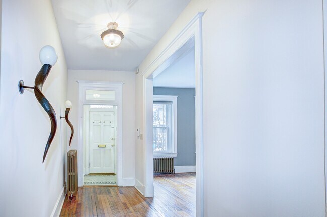 Building Photo - Spacious Three Bedroom + Den in Columbia Heights! Parking Included!