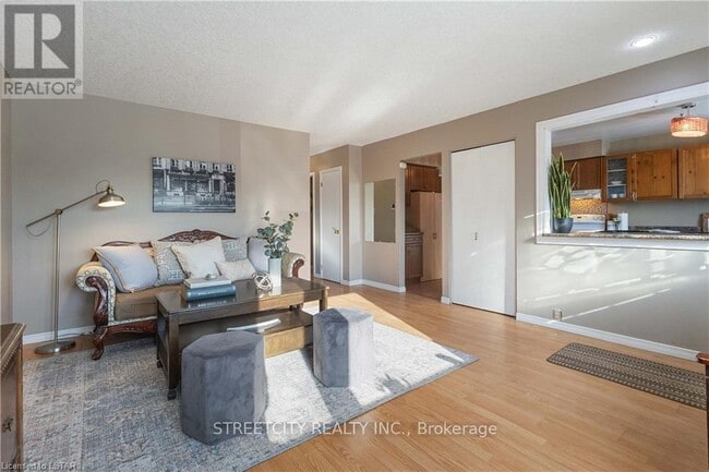 Building Photo - 95 Kinburn Crescent