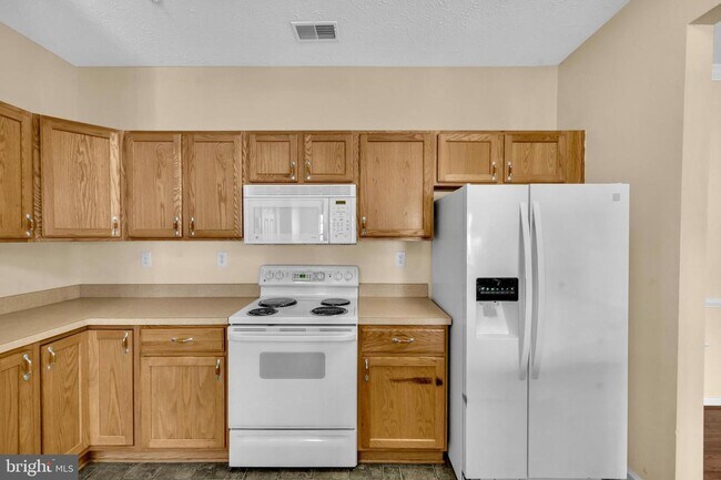 Building Photo - Piney Orchard - Ground Level entry - 2 bed...