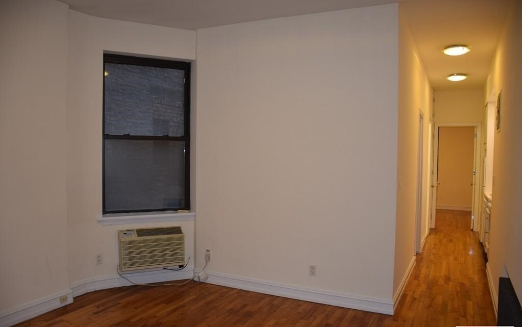 Building Photo - 642 E 14th St