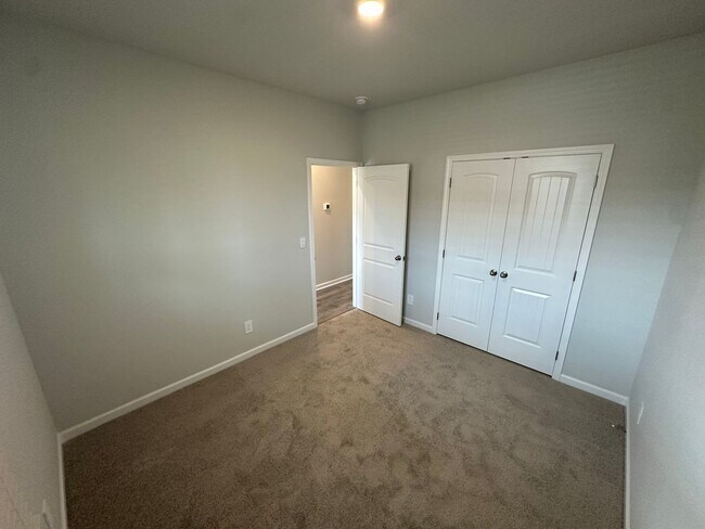 Foto del edificio - BRAND NEW TOWNHOME!