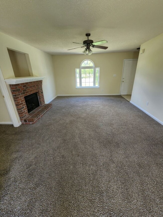 Building Photo - Stunning Country Home