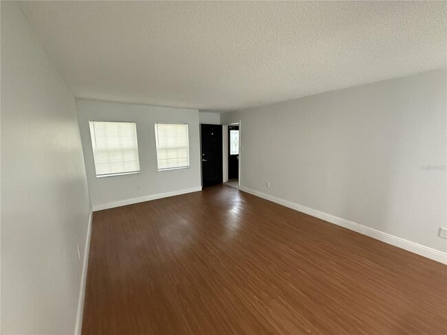 Building Photo - 726 Edgewater Dr