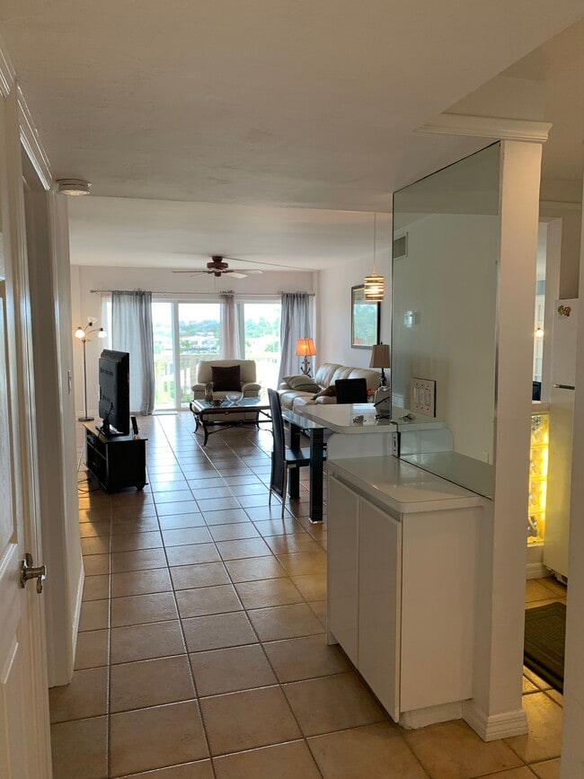 Building Photo - 140 NE 28th Ave