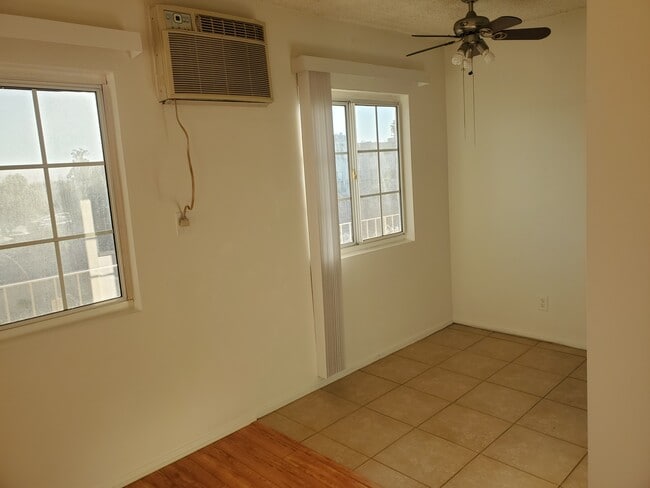 windows in LR and dining area - Derian Apartments