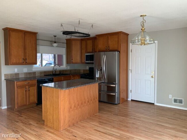 Building Photo - 5 br, 3 bath House - 132 Ithaca St