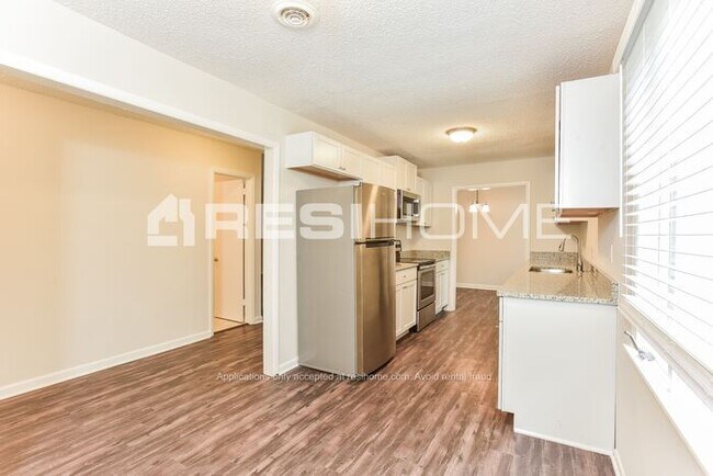 Building Photo - 420 Raintree Place