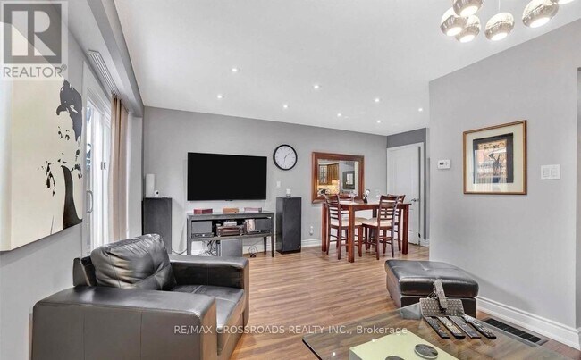 Photo du bâtiment - 90 Foster Crescent