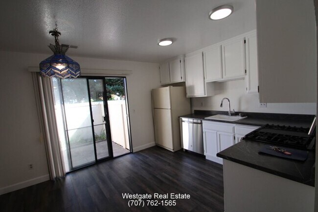 Building Photo - Remodeled 2/1 Single Level Park Place Cond...