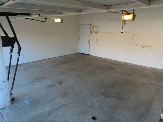 Building Photo - Renovated 2 Bed, 2 Bath Apartment in the h...