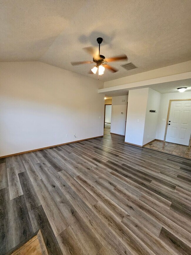 Foto del edificio - Beautiful house in the Fall Creek Subdivision! Carl Junction!
