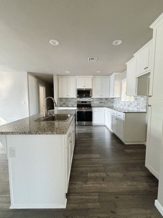 Foto del edificio - Large 4-bedroom, 2-bathroom home