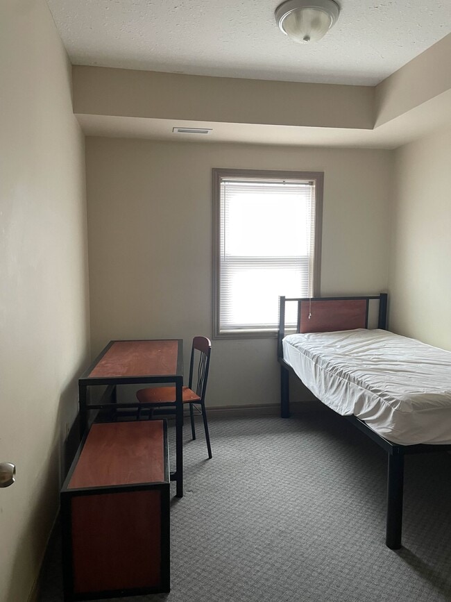 Building Photo - 251-251 Lester St