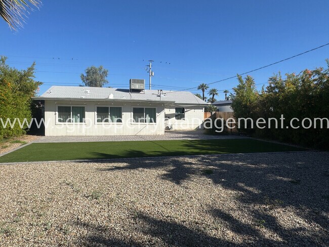 Foto del edificio - 1349 E Osborn Rd