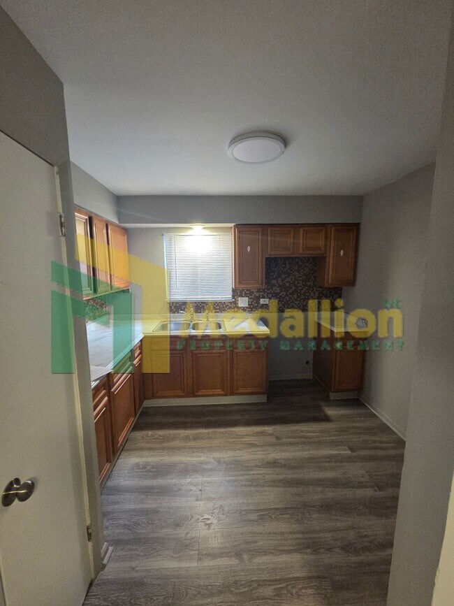 Foto del edificio - Updated 5-Bedroom Home with Finished Basement and Fenced Yard