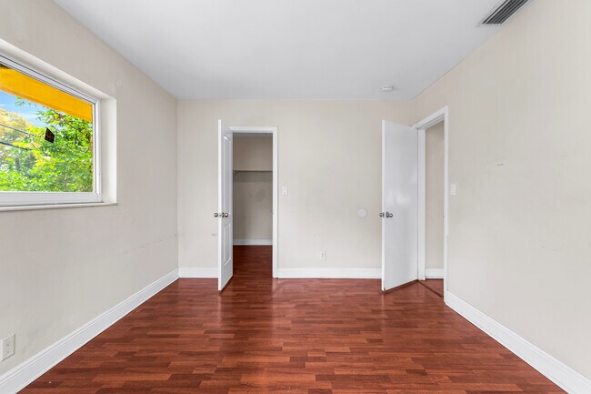 Foto del edificio - 4900 NW 10th Ave