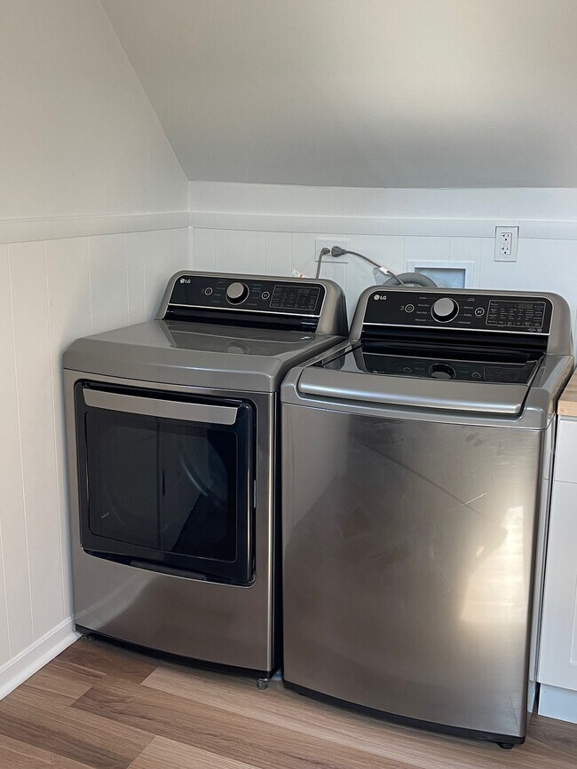 washer dryer - 1300 W Addison St