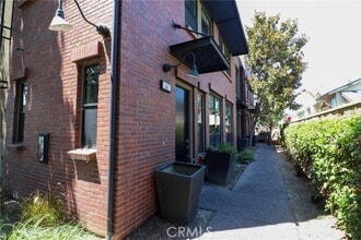 Building Photo - 561 W Maple Ave