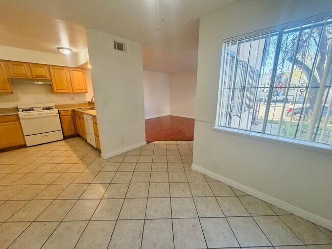 Foto del edificio - Super central 2 bedroom condo with tile & laminate flooring and in unit laundry! Home is very con...