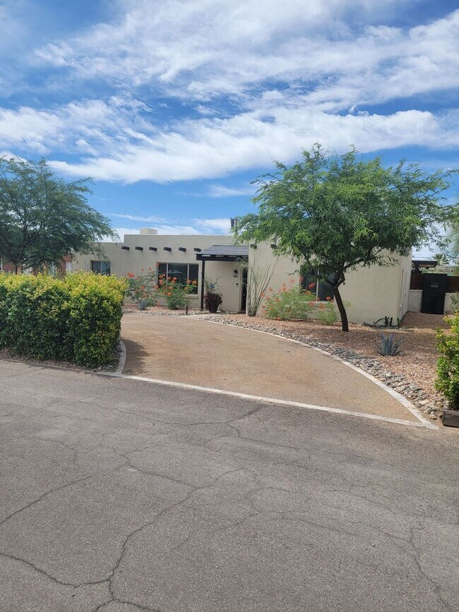 Building Photo - Charming Central Tucson Retreat with Updat...