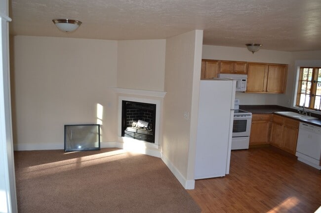 Building Photo - Oak Street Duplex