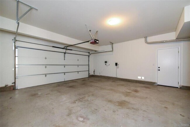 Building Photo - 214 Bancroft