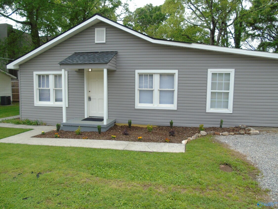 Foto principal - 1107 England St NE