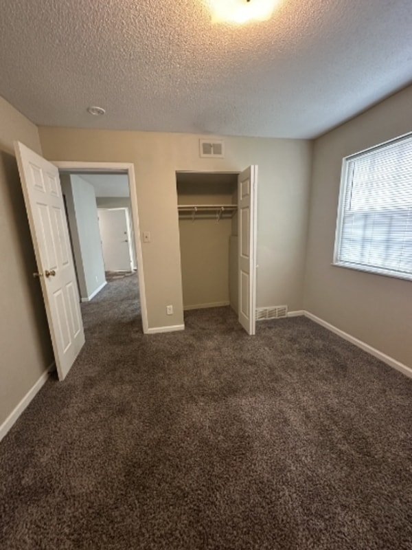 Building Photo - 1450 Meadowview Dr