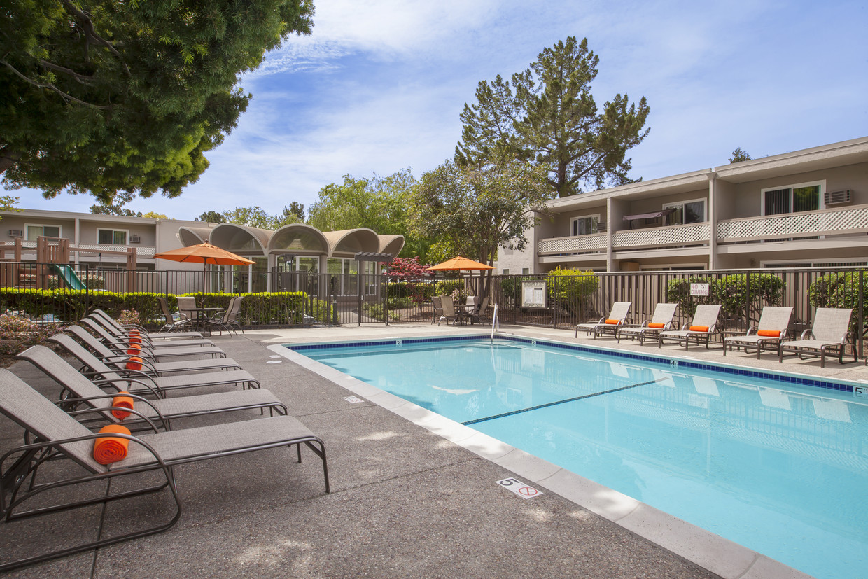 Piscina con estilo de centro turístico 1 de 3 - Halford Gardens Apartments