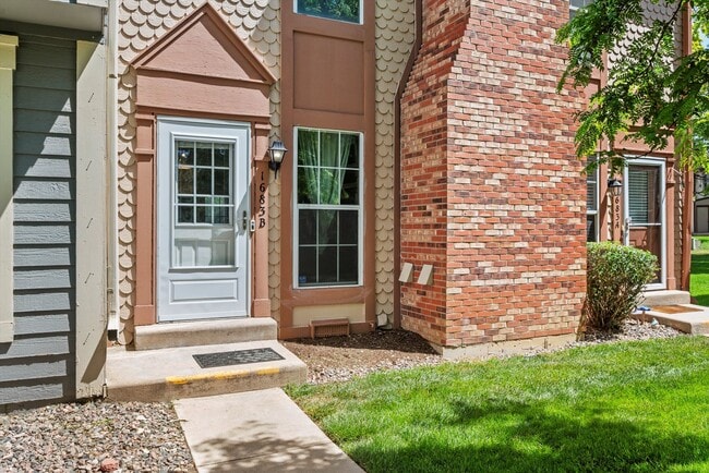 Building Photo - Warm 1 bd in heart of Aurora