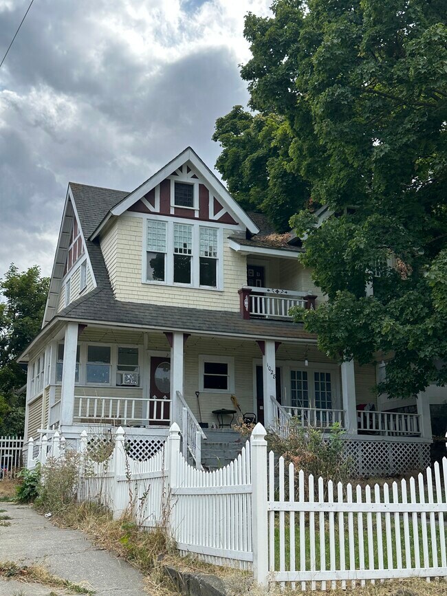 Foto del edificio - 1028 E 8th Ave